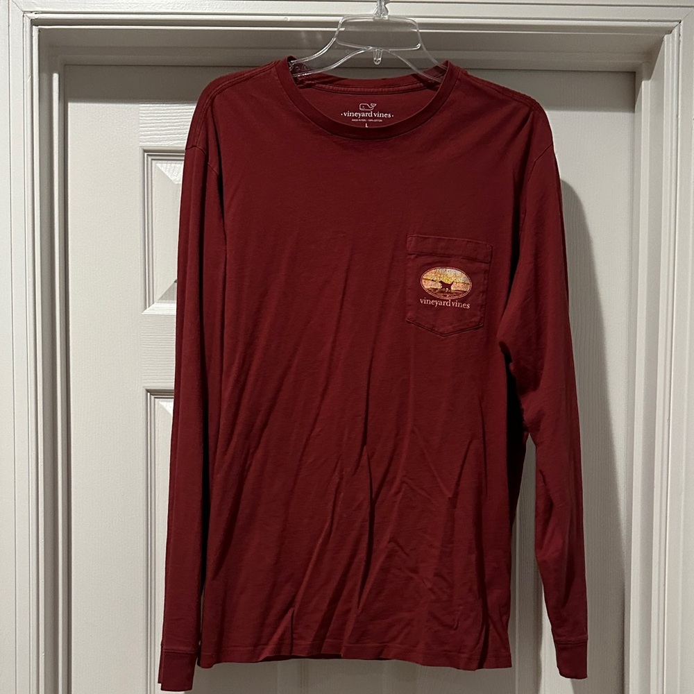 Vineyard Vines Men's Burgundy Crackle Primt Golden Retriever Long Sleeve Tee